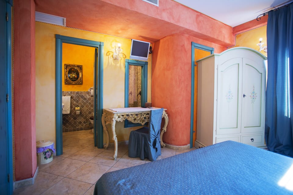 Double Room | Bathroom | Shower, free toiletries, hair dryer, bathrobes