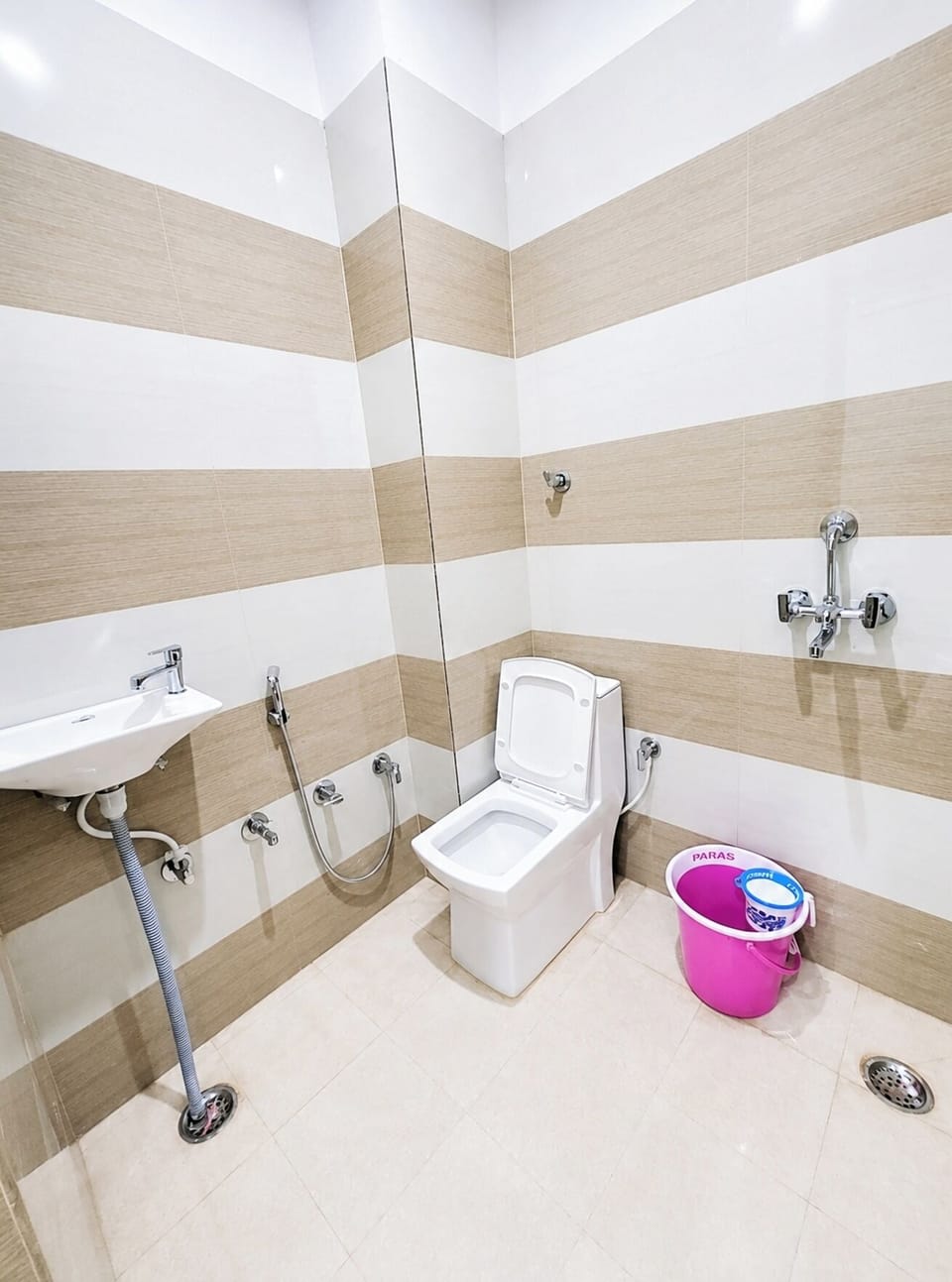 Deluxe Double Room, Air conditioning | Bathroom | Shower, rainfall showerhead, slippers, towels