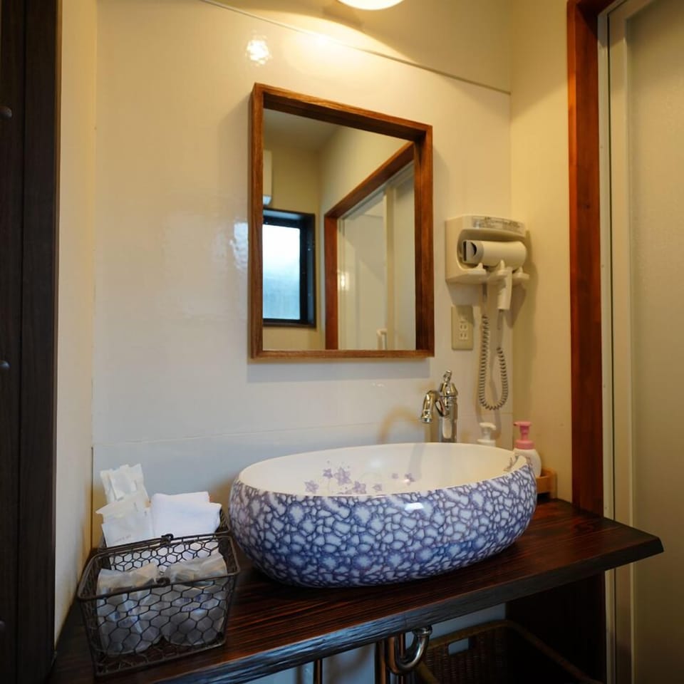 Standard Quadruple Room, Non Smoking | Bathroom | Slippers, bidet