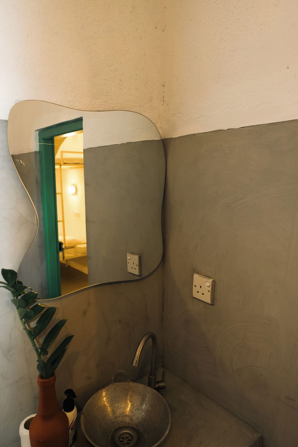 Shower, bidet, towels, toilet paper