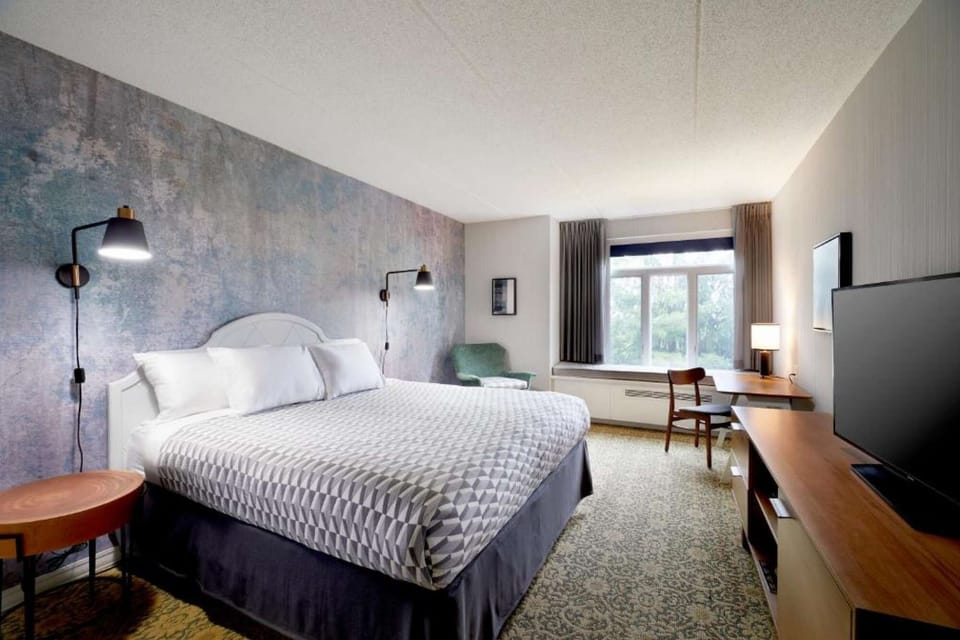 Spacious Estate King Guestroom with flatscreen TV