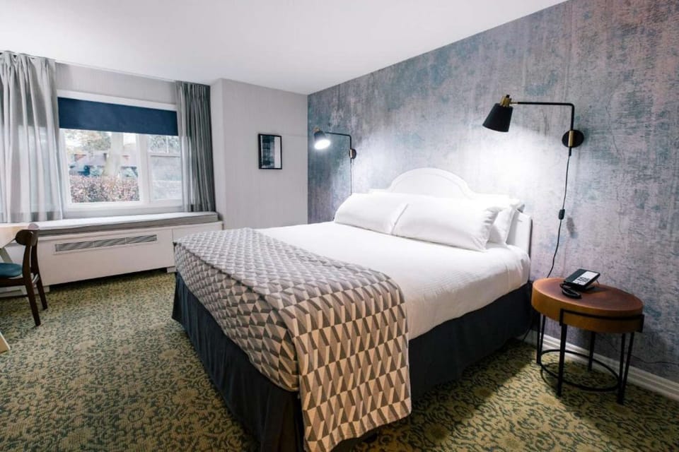Estate King Guestroom with telephone and air-conditioning.