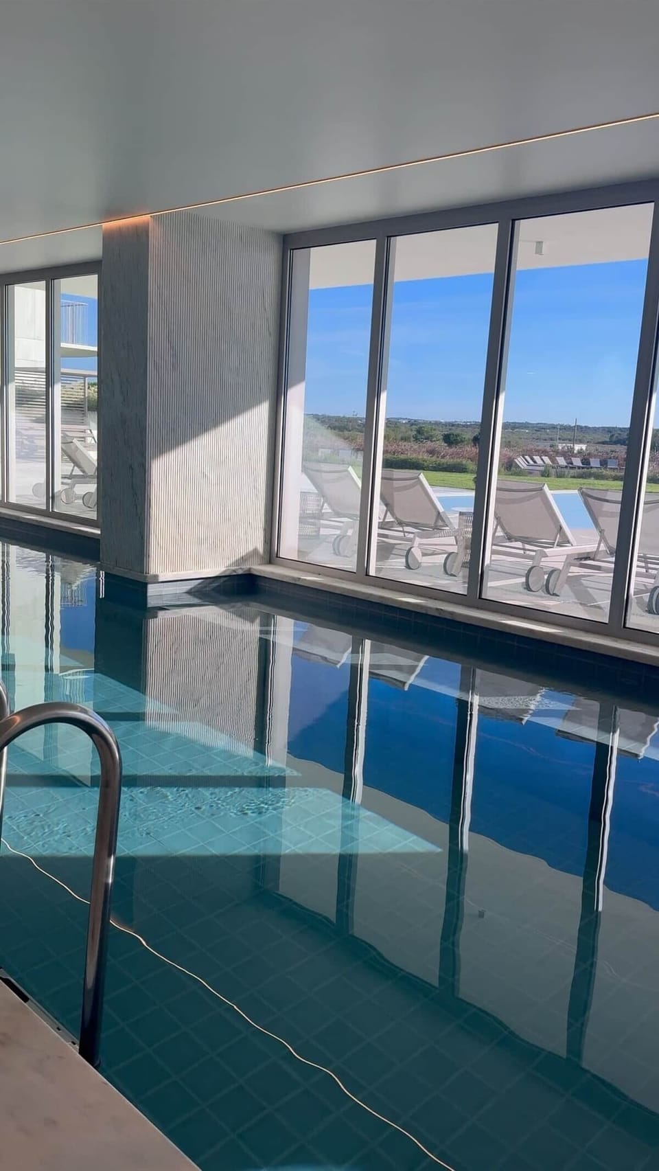 Piscina interior e acesso wellness