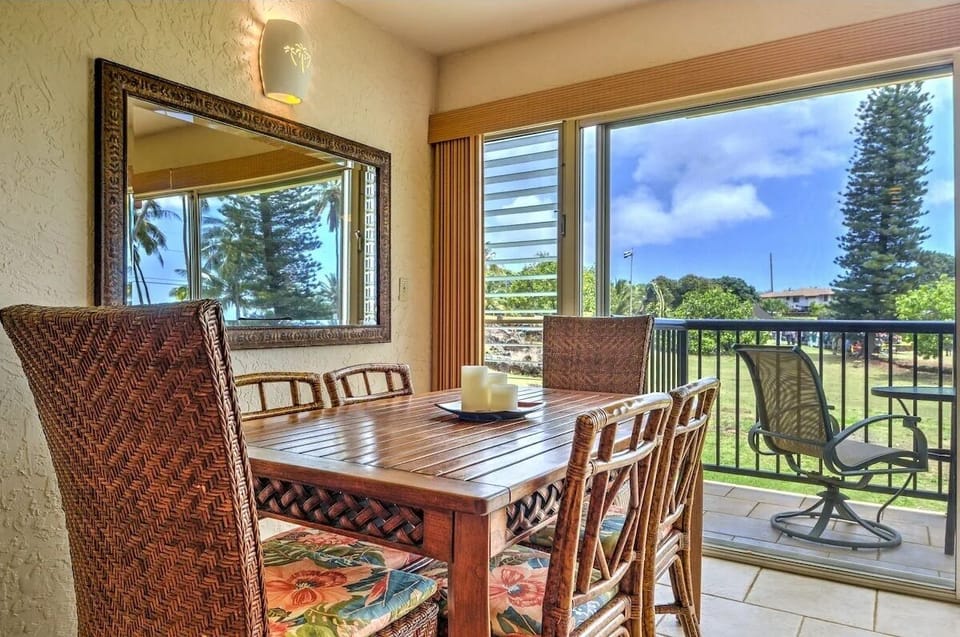 Dining area with lanai