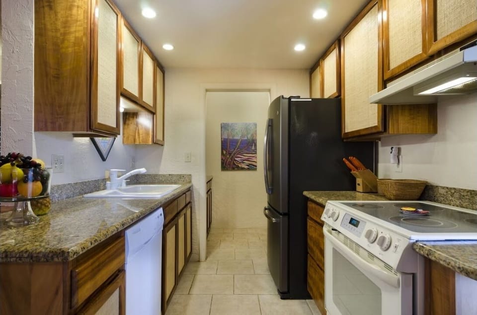 kitchen with granite counter, D/W, French door fridge and butler