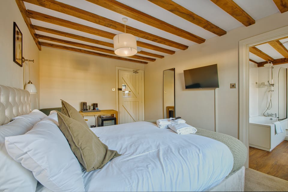 Family Room | Desk, iron/ironing board, free WiFi