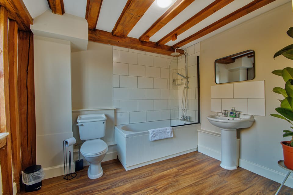 Premium Double Room | Bathroom | Towels, soap, shampoo, toilet paper