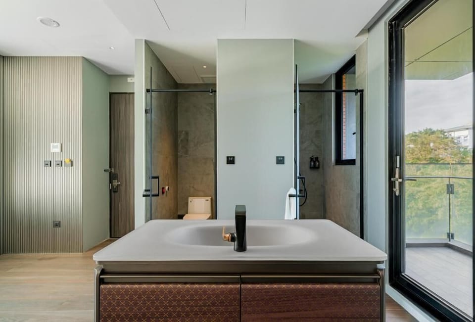 Deluxe Room | Bathroom