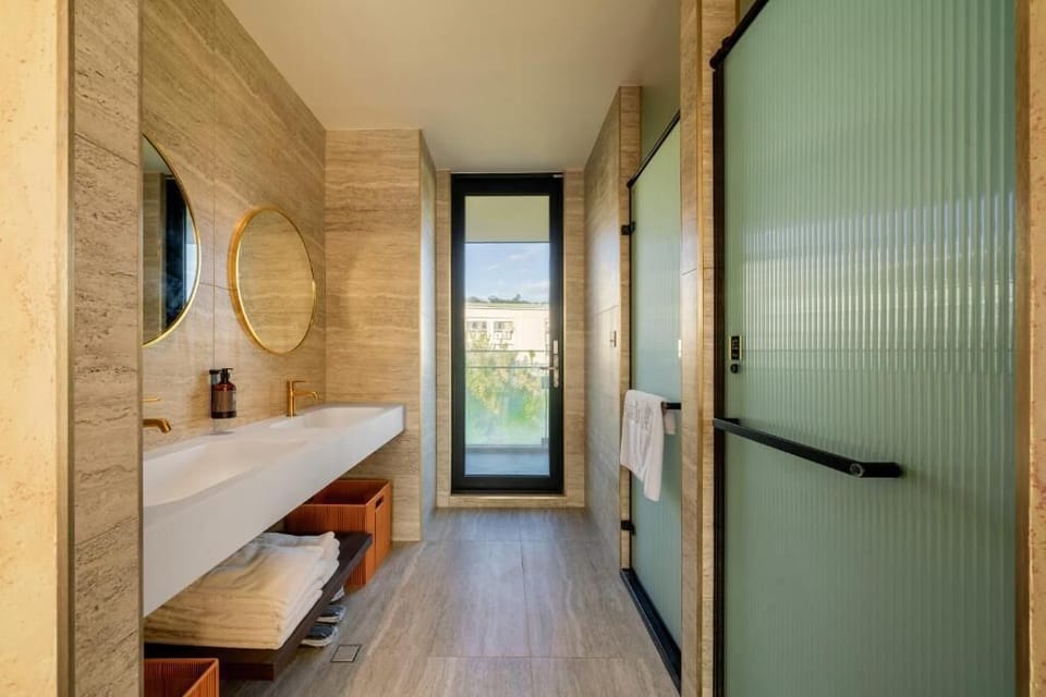 Superior Room, Balcony | Bathroom