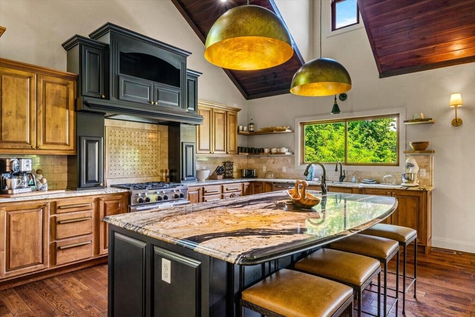 Sevierville-Cabin-Blue-Iris-Lakehouse-Interior-Kitchen (4)