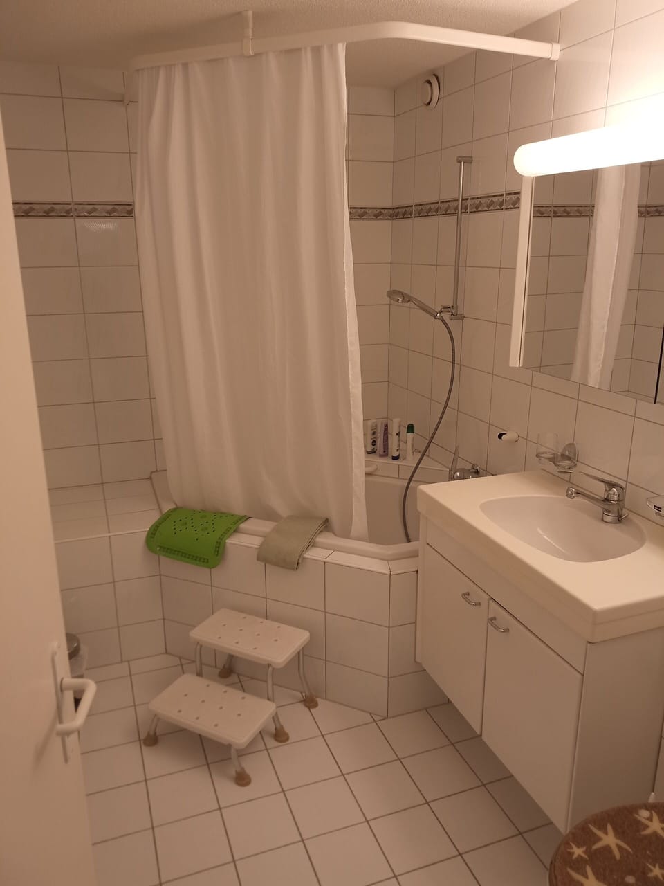 Slippers, soap, shampoo, toilet paper