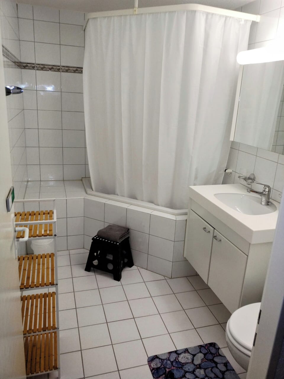 Comfort Apartment | Bathroom | Slippers, soap, shampoo, toilet paper