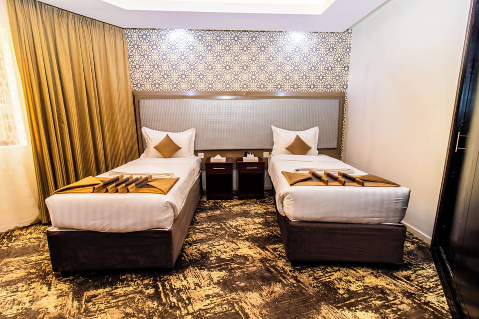 Twin Room, Roll-in Shower | Iron/ironing board, WiFi (free)