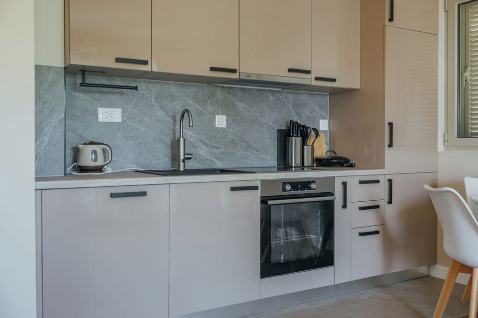 Comfort Apartment, Bay View | Private kitchen | Mini-fridge, oven, stovetop, cookware/dishes/utensils