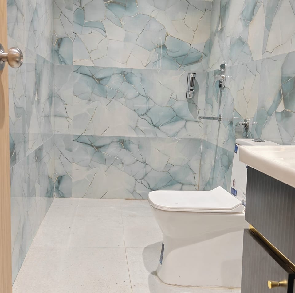 Deluxe Double Room | Bathroom | Shower, towels, soap, shampoo