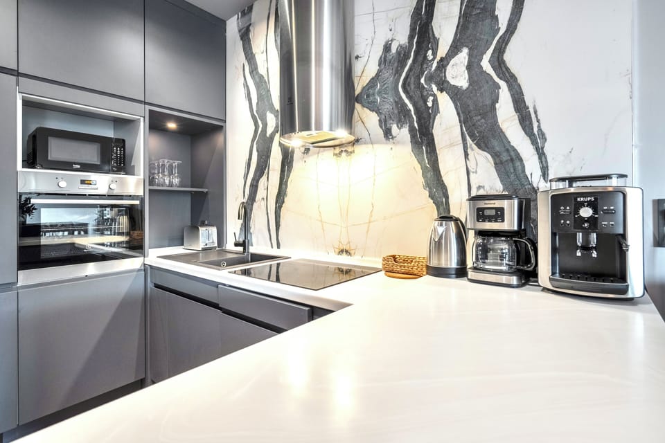 Luxury Apartment, Balcony, City View | Private kitchen