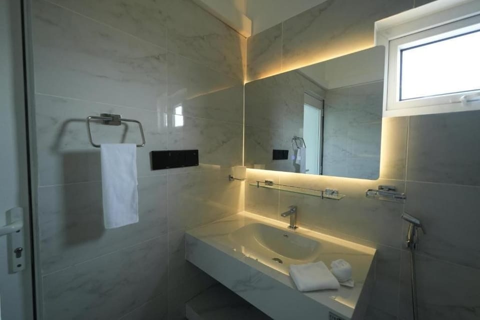 Deluxe Double Room, Balcony, Ocean View | Bathroom | Shower, free toiletries, hair dryer, towels