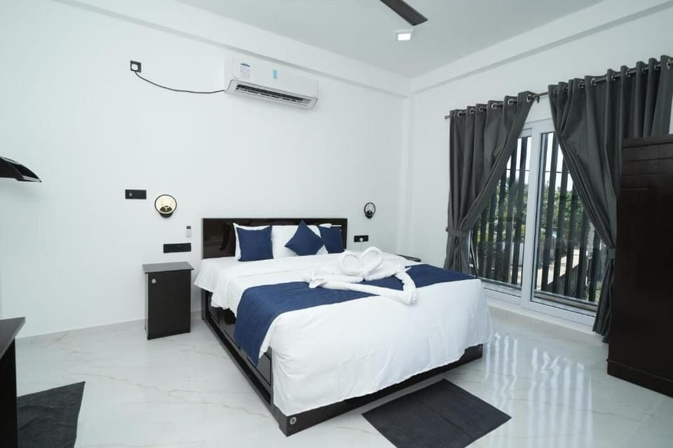 Deluxe Double Room, Balcony, Ocean View | Laptop workspace, free WiFi