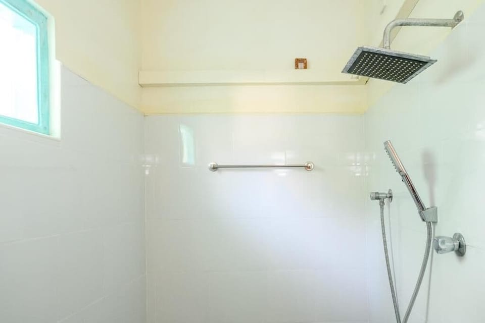 Deluxe Double Room, Garden View | Bathroom | Shower, free toiletries, hair dryer, towels