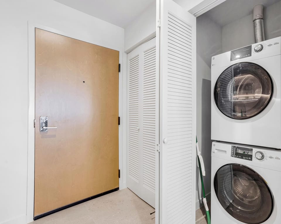 Brand-New Luxury 1BR  - Rooftop pool Apartment in Miami