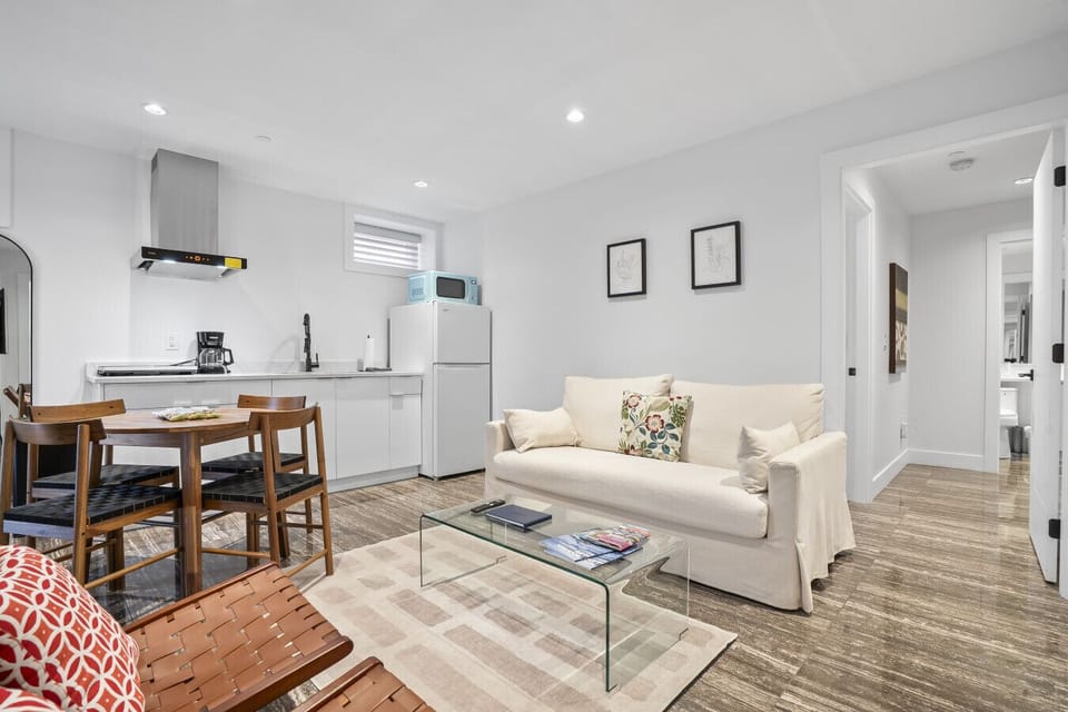 Charming Suite: Bright, airy living space with stylish decor and a feeling of home away from home!