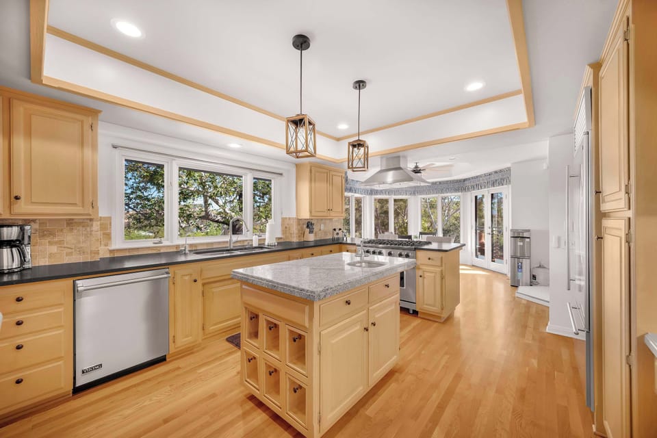 Warm and inviting kitchen with modern touches ☀️