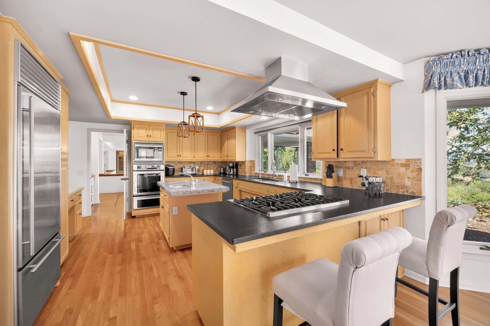 Spacious chef’s kitchen with island seating 🍳