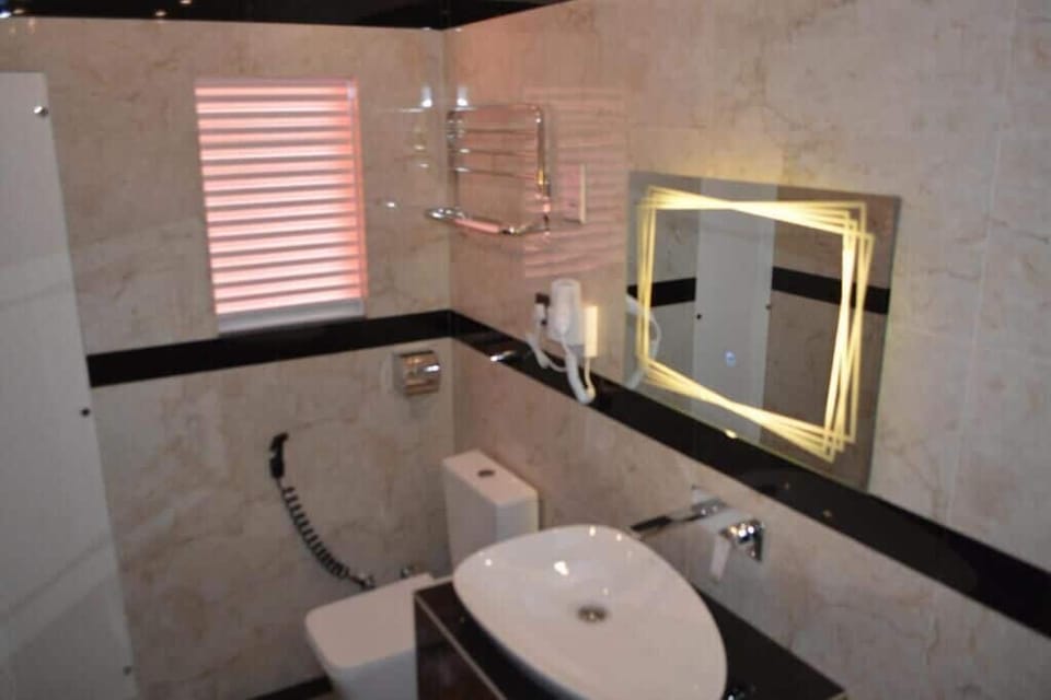 Deluxe Double Room, Garden View | Bathroom | Free toiletries, hair dryer, towels, soap