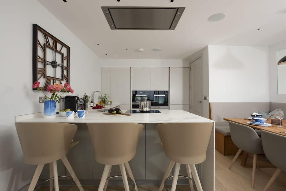 Kitchen with breakfast bar, oven, hob, coffee machine - Number 9 Fistral House