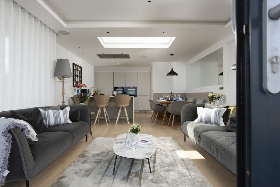 Living space with seating, cooking facilities, TV and wi-fi - Number 9 Fistral House