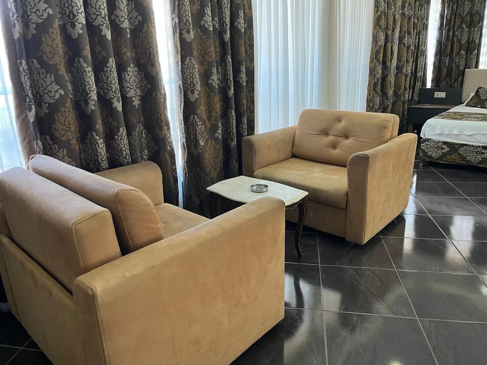 Deluxe Studio Suite | Free WiFi