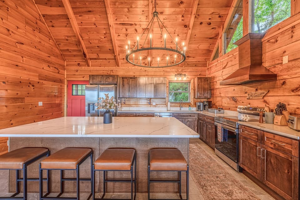 Large newly renovated kitchen has everything you need!
