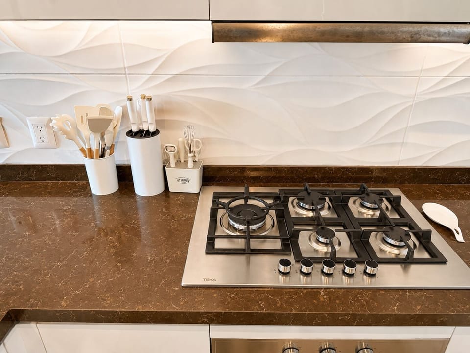 Superior Apartment | Private kitchen | Fridge, microwave, oven, stovetop