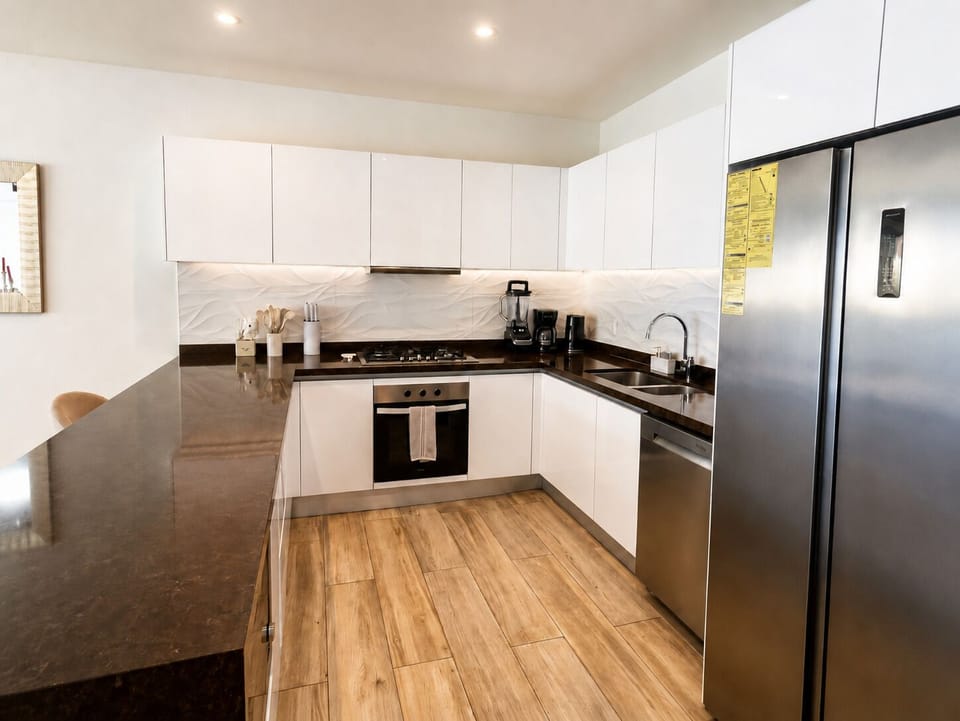 Deluxe Apartment, 3 Bedrooms, Marina View | Private kitchen | Fridge, microwave, oven, stovetop