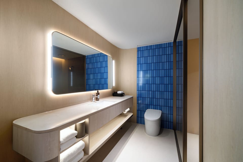 Standard Twin Room, Lake View | Bathroom | Free toiletries, hair dryer, bathrobes, slippers