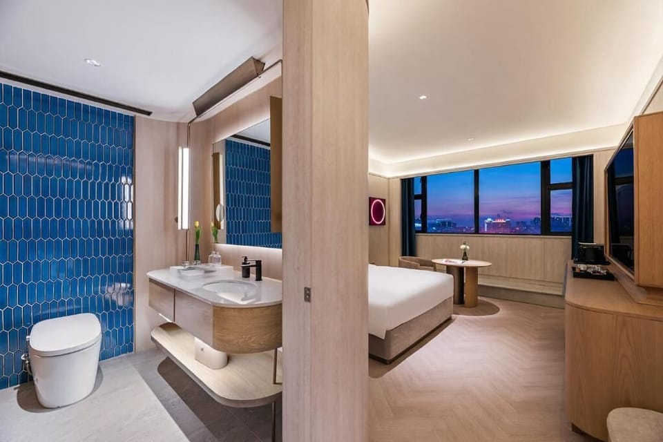 Executive Single Room, City View | Bathroom | Bathrobes, slippers