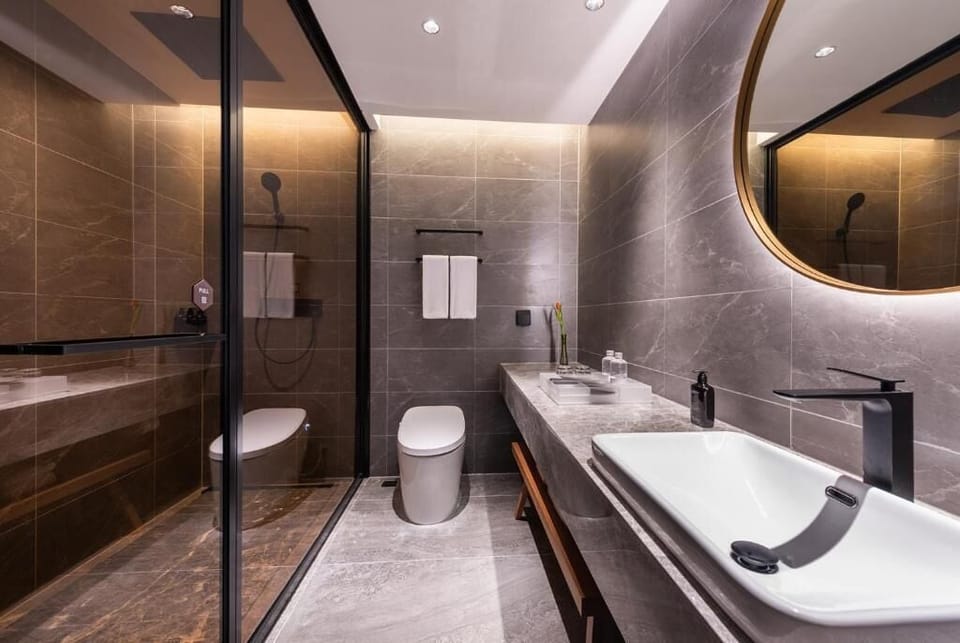 Business Single Room, City View | Bathroom | Bathrobes, slippers