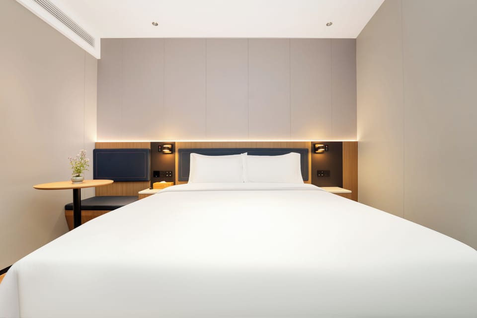Single Room, 1 Queen Bed, Non Smoking | Desk, blackout drapes, soundproofing, free WiFi