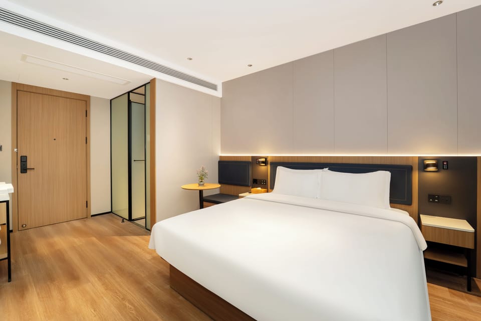 Single Room, 1 Queen Bed, Non Smoking | Desk, blackout drapes, soundproofing, free WiFi