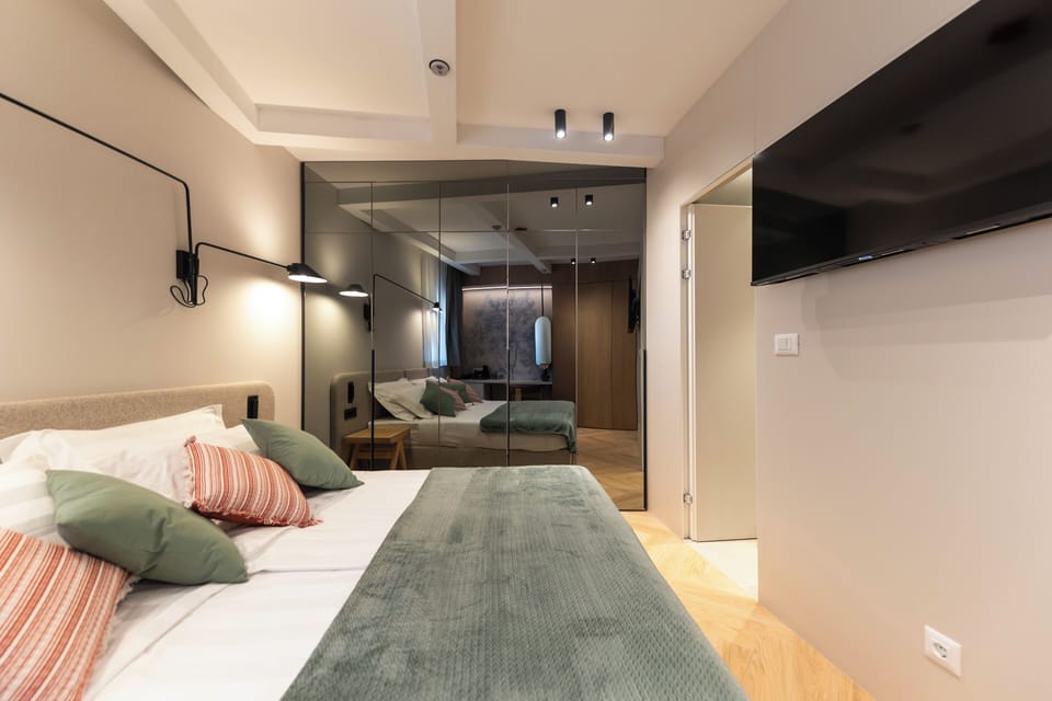 Single Room | In-room safe, desk, laptop workspace, blackout drapes