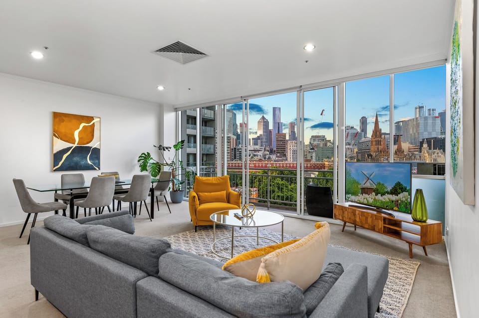Comfort Apartment, Balcony, City View | Living area