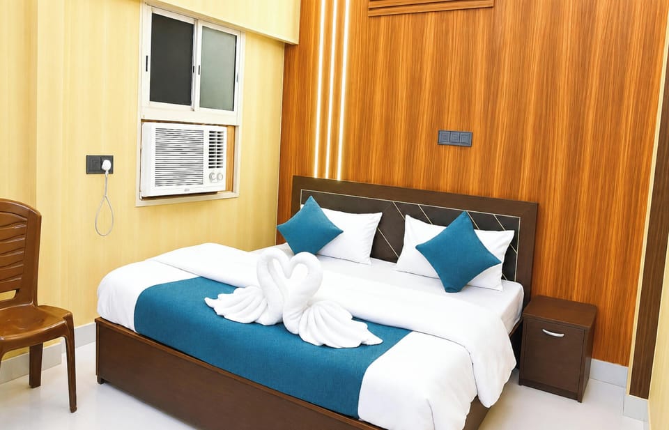 Superior Double Room, Air conditioning | Hypo-allergenic bedding, desk, soundproofing, free WiFi