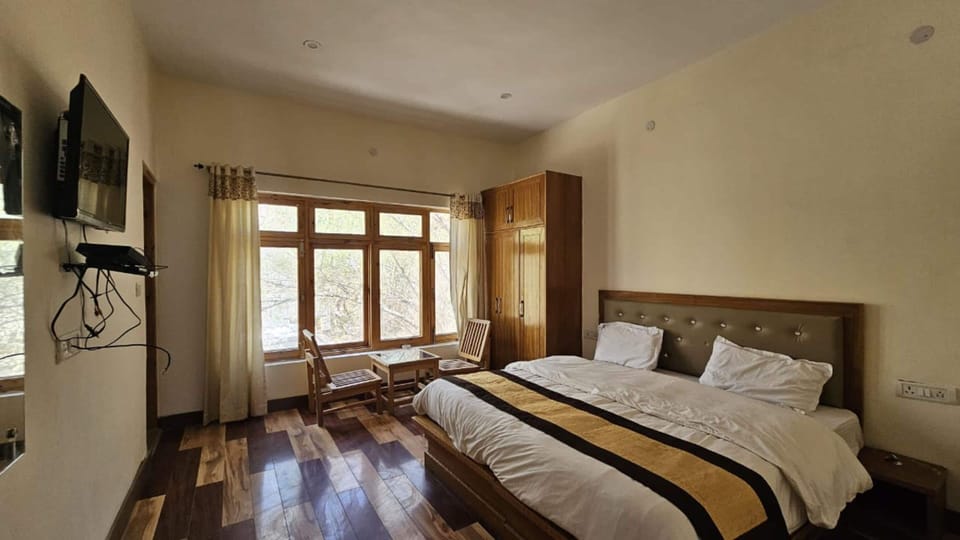 Deluxe Room | Rollaway beds (surcharge), WiFi (free), bed sheets