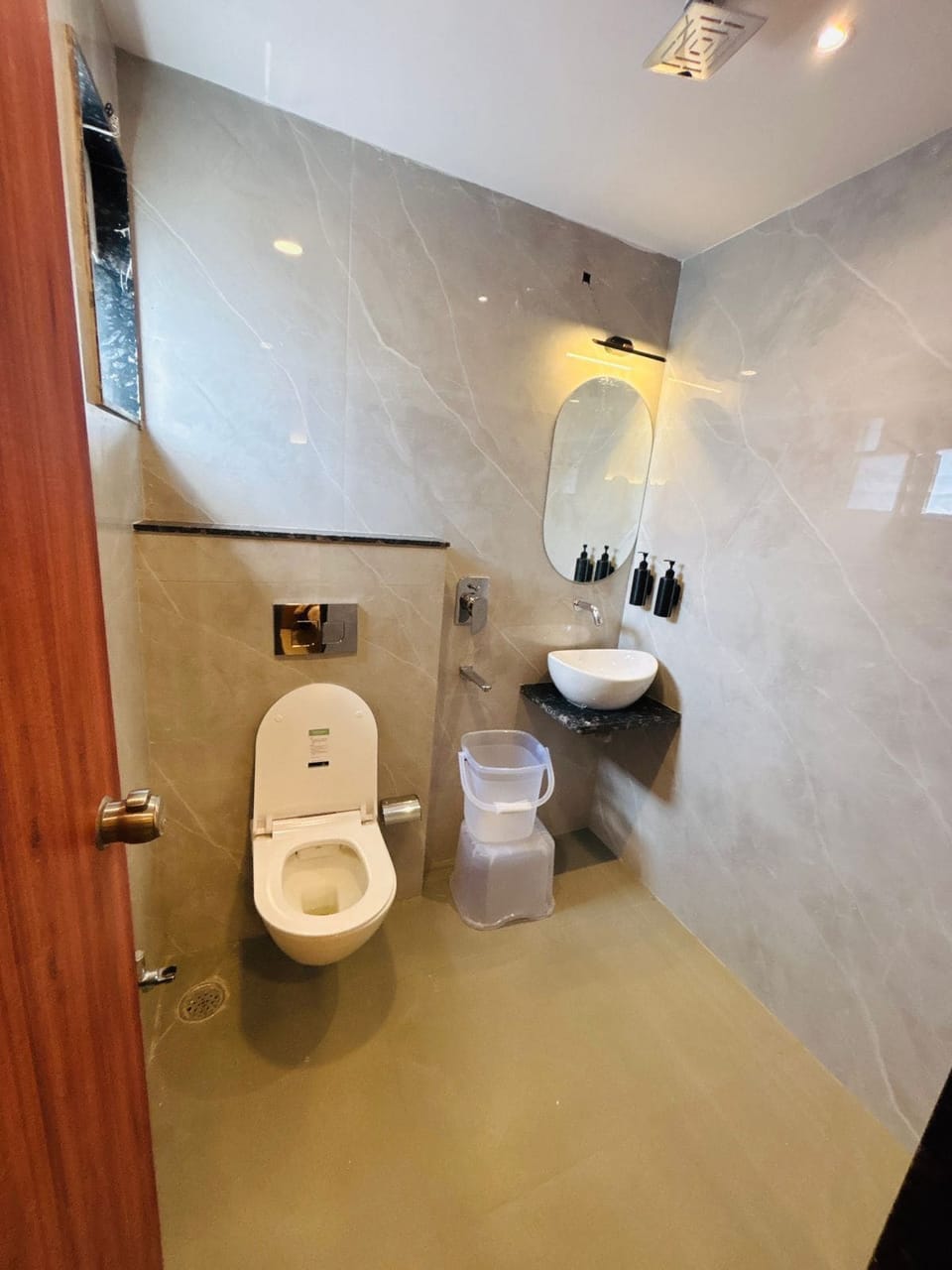 Classic Room | Bathroom | Shower, free toiletries, towels, toilet paper