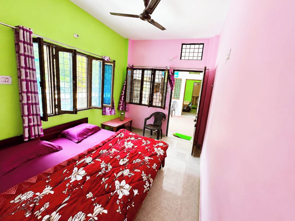 Hypo-allergenic bedding, desk, soundproofing, free WiFi
