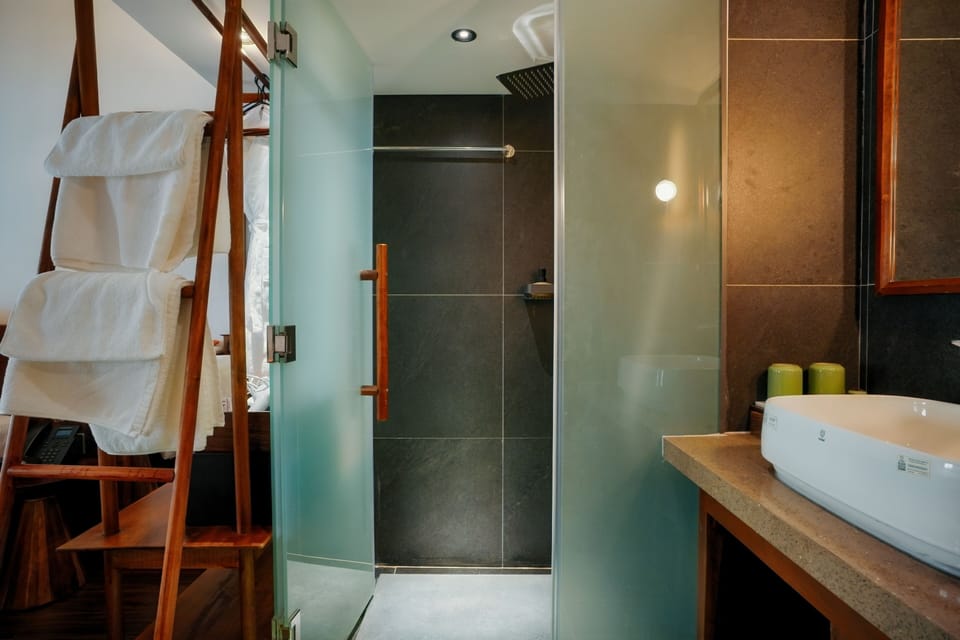 Grand Superior City View with Balcony | Bathroom | Bathtub, free toiletries, hair dryer, towels