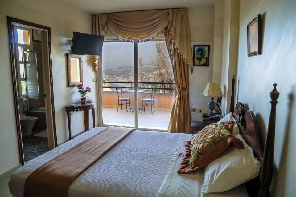 In-room safe, WiFi (free)