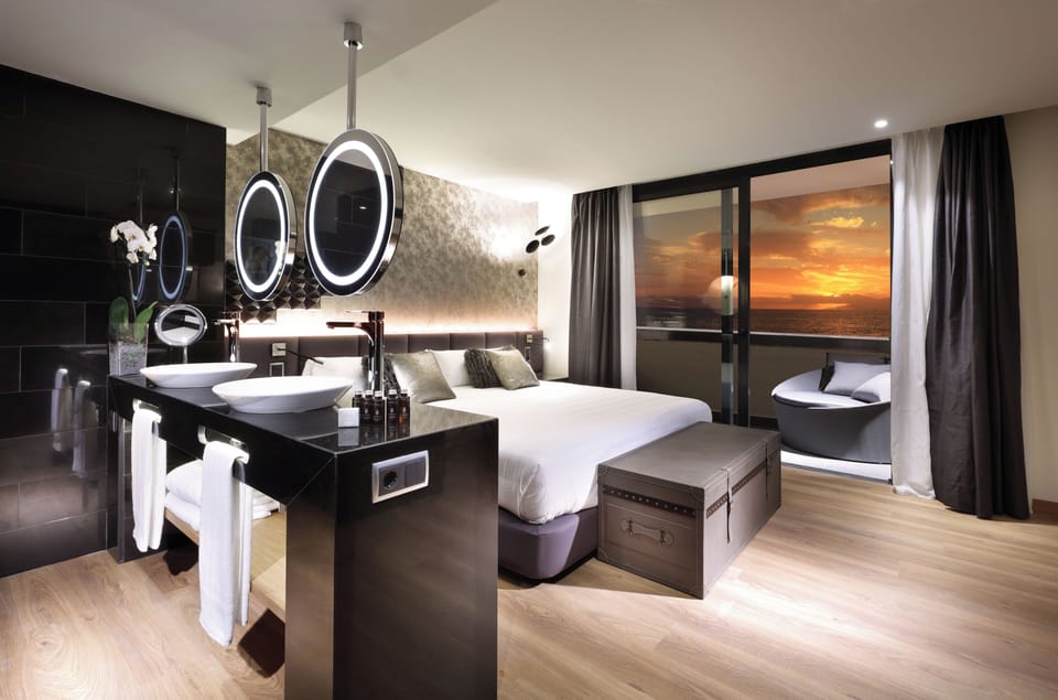 Suite (Diamond) | Premium bedding, minibar, in-room safe, desk