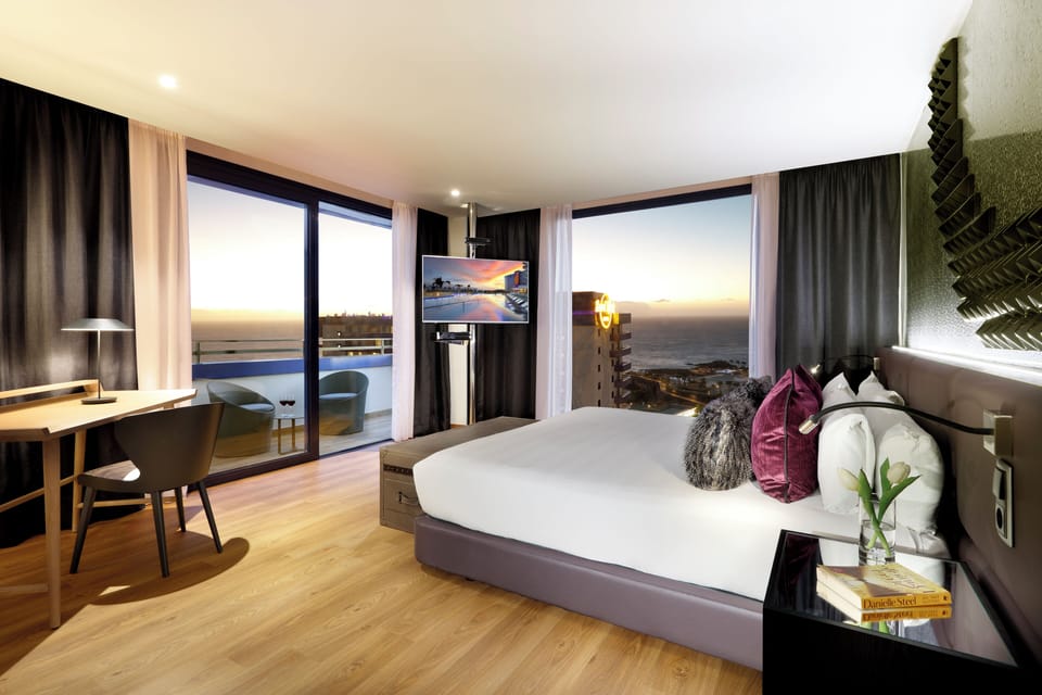 Suite (Platinum) | Premium bedding, minibar, in-room safe, desk
