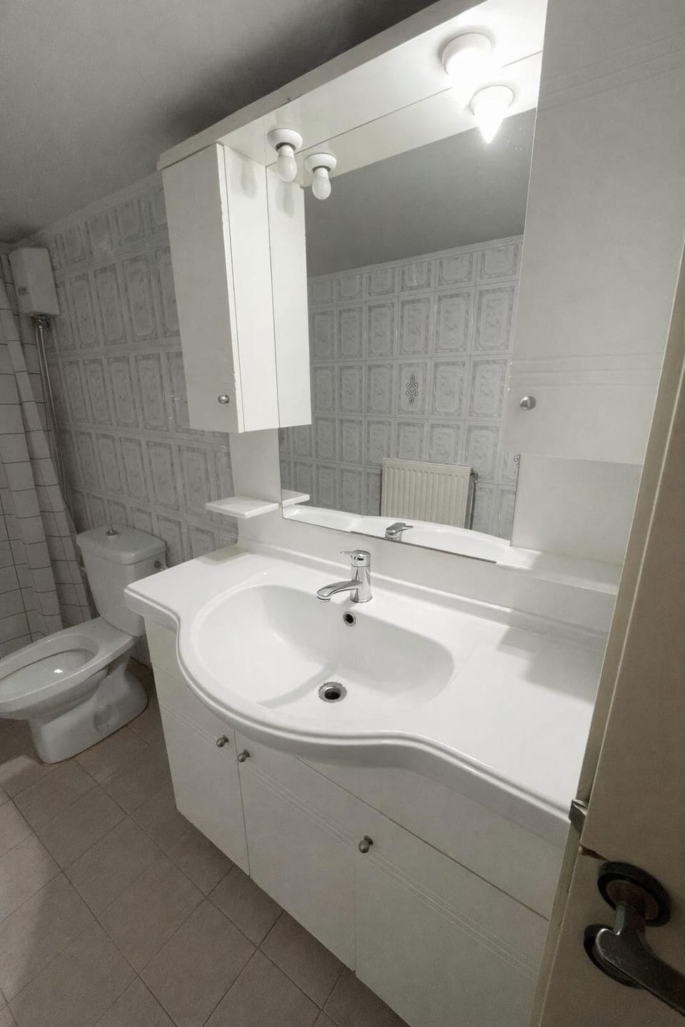 Basic Apartment | Bathroom